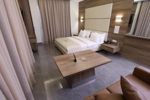 um quarto de hotel com uma cama e uma mesa em Ibiza Hotel em Jounieh
