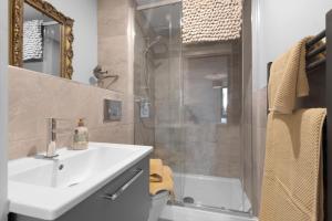 Un baño con lavabo y ducha en Apartment 46 Citygate York, en York 33 fotos más