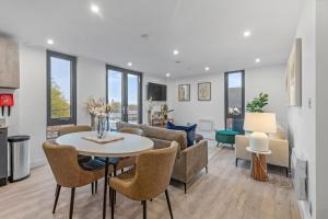 una sala de estar con una mesa y sillas en Apartment 46 Citygate York, en York