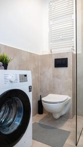 ワルシャワにあるMini kawalerka w samym Centrum Warszawyのバスルーム(洗濯機、トイレ付)