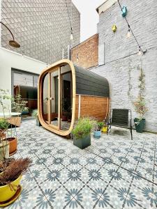 a patio with a wooden circle in the middle of a building at Boutique B&B Graaf in Ghent