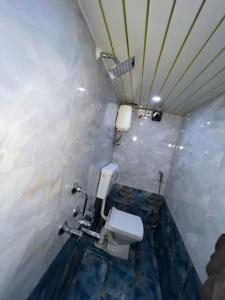 łazienka z toaletą w pokoju w obiekcie New Assar International dormitory w Bombaju