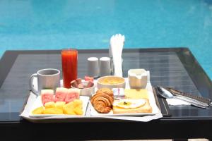 bandeja de desayuno en una mesa en Hotel Belle Vie en Kinshasa