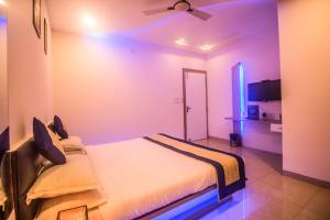 um quarto com uma cama e uma ventoinha de tecto em Capital O 5764 A Park Hotel em Gwalior