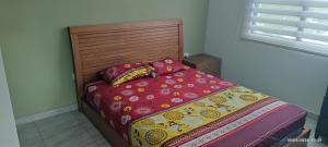 - un lit avec une tête de lit en bois et des oreillers dans l'établissement Edificio Nancabez III, à Tonsupa
