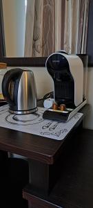 Příslušenství pro přípravu čaje a kávy v ubytování Transylvania Villa & Spa