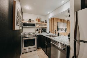 eine Küche mit einem Edelstahlherd und einer Spüle in der Unterkunft 64SW - Pets Ok - Wood Stove - Sleeps 4 condo in Glacier
