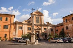 una iglesia con autos estacionados frente a ella en Trastevere Miracle Suite, en Roma