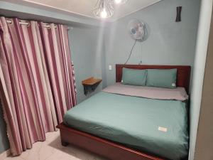 Postel nebo postele na pokoji v ubytování Khách Sạn Cây Xanh