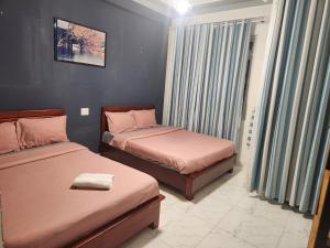 Postel nebo postele na pokoji v ubytování Khách Sạn Cây Xanh