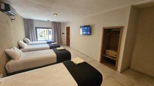 Ένα ή περισσότερα κρεβάτια σε δωμάτιο στο La Finca hotel