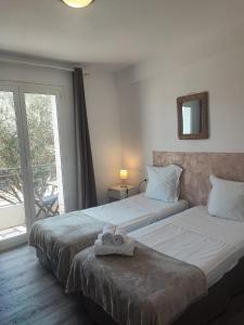 um quarto de hotel com duas camas com toalhas por cima em L'Aiglon Bylitis em Porto-Vecchio