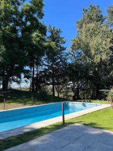 einen Pool in einem Garten mit Bäumen in der Unterkunft Casa en Ascochinga privado. Sierras de Córdoba in Ascochinga + 58 Fotos