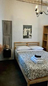 Giường trong phòng chung tại Vougli View Mykonos