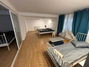 pokój z 2 łóżkami i pokój z oknem w obiekcie Casa Anisia by Hypnotic w Piteszti