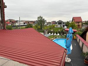 een uitzicht op een dak met een zwembad bij Casa Anisia by Hypnotic in Piteşti