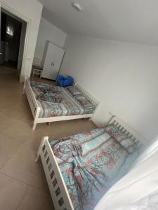 Dos camas sentadas en una habitación con en TheCozyView1, en Lezhë