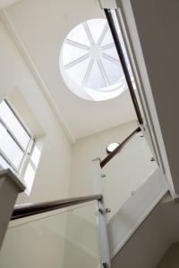 Ένα ή περισσότερα κρεβάτια σε δωμάτιο στο Kings Road Suites