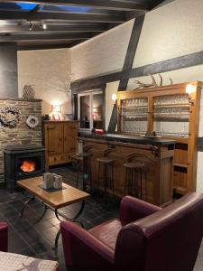 un restaurant avec un bar et une cheminée dans la chambre dans l'établissement Gîte la Semois à Mouzaive Vresse sur Semois, à Vresse-sur-Semois