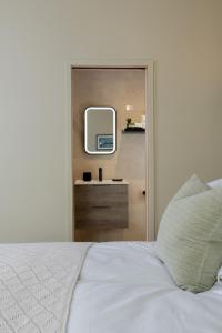 Ένα ή περισσότερα κρεβάτια σε δωμάτιο στο Kings Road Suites
