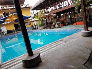 una piscina de agua azul en un edificio en El Bunker 9 en Iquitos