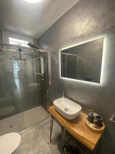 ein Badezimmer mit Waschbecken und Dusche in der Unterkunft Lakeside apartment in Orta San Giulio + 39 Fotos