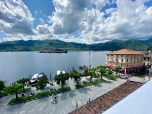 Blick auf einen großen See mit Gebäuden und Bäumen in der Unterkunft Lakeside apartment in Orta San Giulio