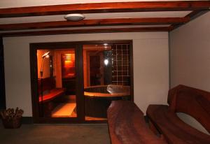 um quarto com uma porta de vidro e uma sala de estar em Villa Lotus em Štrigova