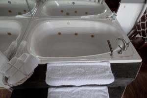 聖安妮德比坡的住宿－笛布羅汽車旅館，浴室配有带毛巾的浴缸。