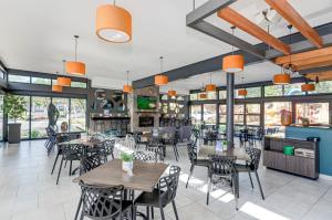 Restaurace v ubytování Luxury apartment in Kyalami