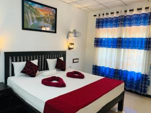 Lake Wind في هارابانا: غرفة نوم عليها سرير ومخدات حمراء