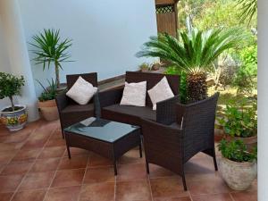 eine Terrasse mit einem Sofa, Stühlen und Pflanzen in der Unterkunft Villa Teresa - Appartamento La Taverna Cilento - Ceraso in Ceraso