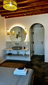 uma casa de banho com um lavatório e um balcão com um lavatório em Vougli View Mykonos em Drafaki