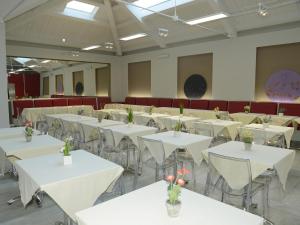 ein Festsaal mit weißen Tischen und Stühlen in der Unterkunft Hotel Giotto in Turin