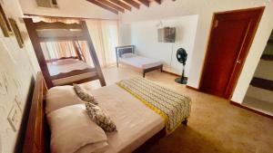 een slaapkamer met een bed en een stoel erin bij Loto Del Viento in Cartago