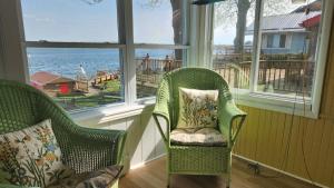 duas cadeiras num quarto com vista para a água em Skylight Waterfront home w/ amazing view/dock/boat em Lancaster