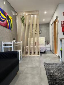 una sala de estar con una cama y un sofá en Alojamento Joaninha Douro 1, en Peso da Régua