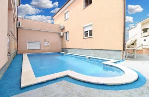 a swimming pool in front of a building at Ferienwohnung für 5 Personen ca 54 qm in Peroj, Istrien Istrische Riviera in Peroj