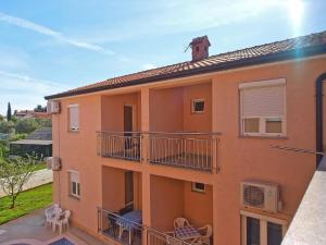 a view of a house with a balcony at Ferienwohnung für 5 Personen ca 54 qm in Peroj, Istrien Istrische Riviera in Peroj +14 photos