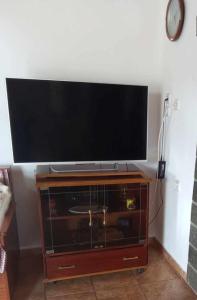 Televízia a/alebo spoločenská miestnosť v ubytovaní house FYNTIKAKH - SKALA