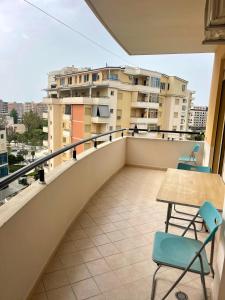 un balcón con 2 sillas y una mesa en un edificio en Deni Apartment, en Vlorë