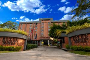 バレンシアにあるHotel GH Guaparo Suites Valenciaの正面に2つの門がある赤レンガの建物