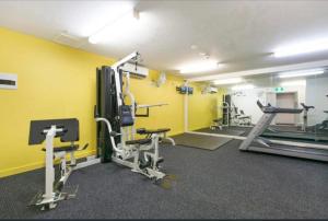 Fitness centrum a/nebo fitness zařízení v ubytování Deluxe studio at Mantra