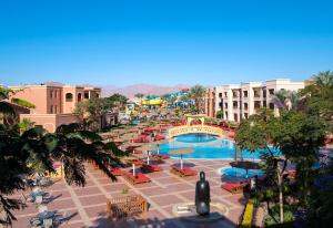 una vista dall'alto di un resort con piscina di Charmillion Club Aquapark a Sharm El Sheikh