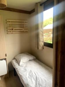 a small bedroom with a bed and a window at Le gîte de la vallée en baie in Mons-Boubert
