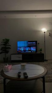 شقة استديو فاخرة في خميس مشيط: غرفة معيشة مع طاولة قهوة وتلفزيون