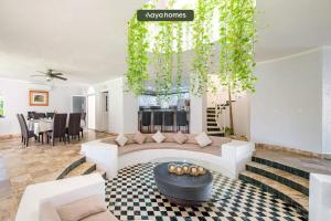 un salon avec un canapé et une table dans l'établissement Amazing House with Private Pool - Tennis & Paddle Court, à Acapulco