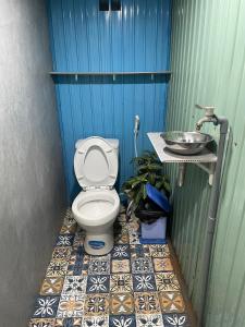łazienka z toaletą i umywalką w obiekcie nhà Ba cơm Má w mieście Phương Phi