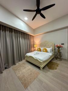 una camera con letto e ventilatore a soffitto di Skyline Homes by Star Residences KLCC a Kuala Lumpur