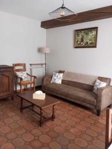Viserny的住宿－Gîte à la ferme，带沙发和咖啡桌的客厅